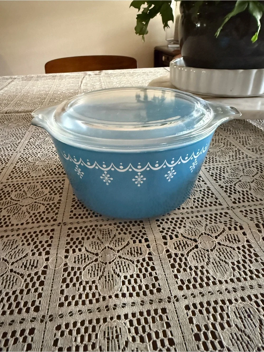 EUC PYREX Snowflake Garland Set of 3 with lids included.